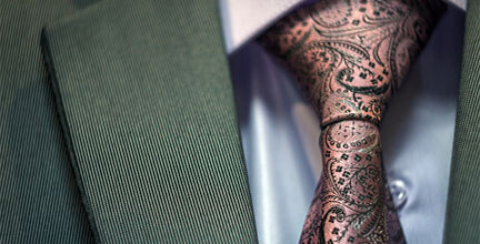 Krawatte mit Paisleymuster zu grünem Sakko