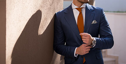Mann mit Anzug und Krawatte und passendem Einstecktuch