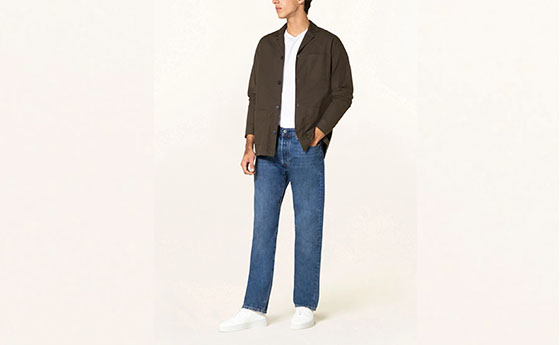 Mann trägt zu Jeans und Basic Shirt ein Overshirt im Casual Stil