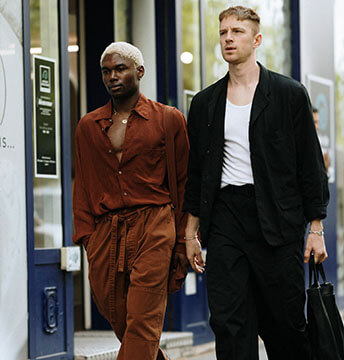 Zwei Männer tragen Casual Outfits aus Hemd, Shirt und Hose