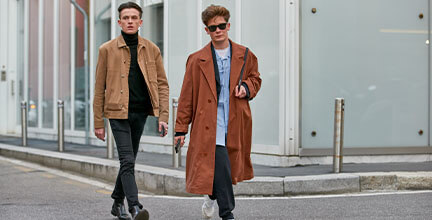 Zwei Männer mit Jacke und Sonnenbrille präsentieren aktuelle Modetrends für Herren