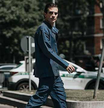Mann trägt ein Smart Casual Outfit in dunkelblau aus Hemd und lockerer Hose