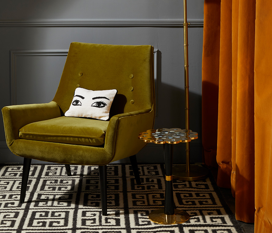 Sofa mit glamourösen Accessoires & Textilien