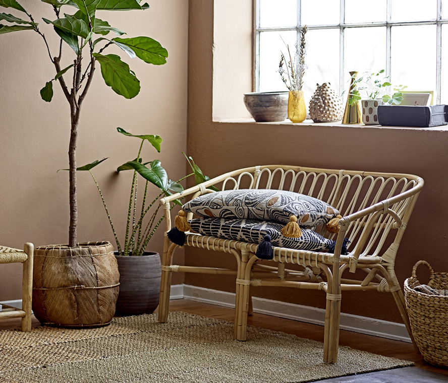 Sofa mit Accessoires und Textilien im natürlichen Stil