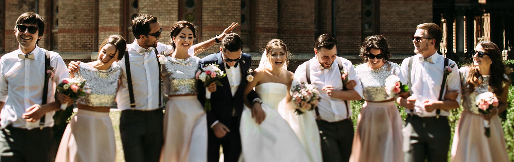 Hochzeitsgäste Frisuren – Brautpaar und Gäste feiern ausgelassen