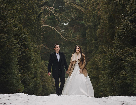 Braut und Bräutigam in verschneiter Landschaft