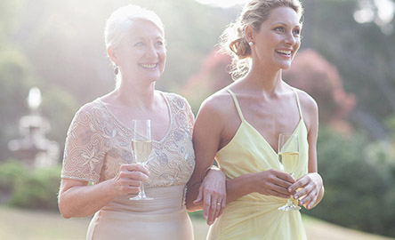 Zwei weibliche Hochzeitsgäste mit Sektglas
