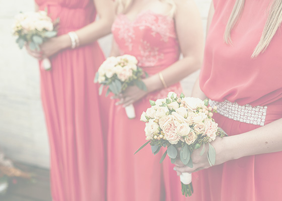 Brautjungfern in pinken Kleidern