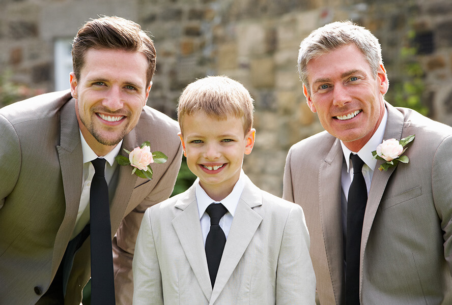 Junge mit Vater und Opa in festlichem Anzug