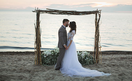 Paar heiratet am Strand