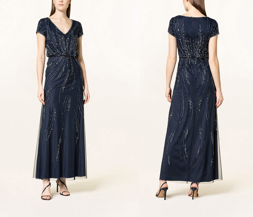 Silberhochzeit-Outfit: Frau im langen blauen Abendkleid mit schwarzen Pumps