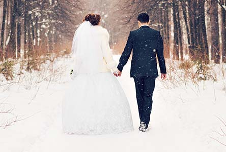 Braut und Bräutigam im Schnee