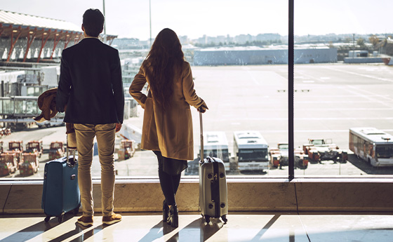 Frau und Mann am Flughafen