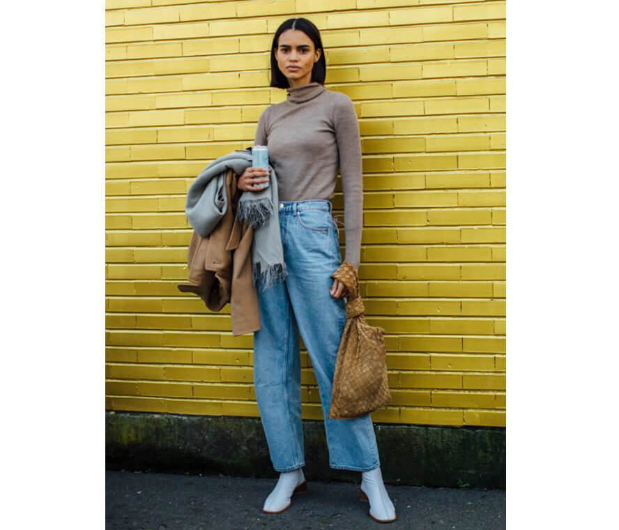 Streetstyle-Look mit dunkler Bootcut-Jeans