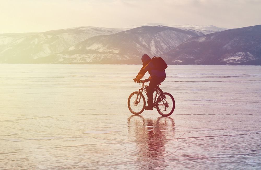 Radfahrer fährt über einen zugefrorenen See