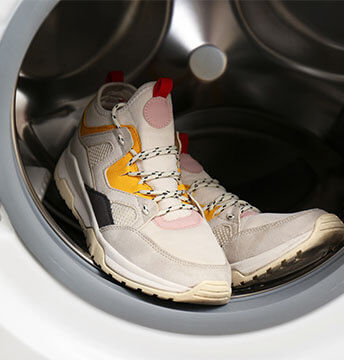 Sneaker in einer Waschmaschine
