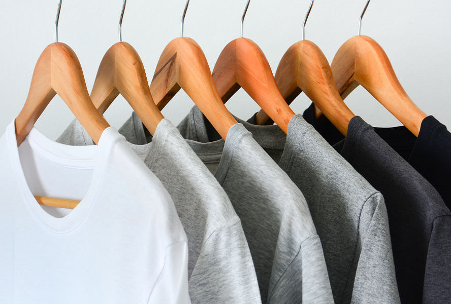 Weisse, graue und schwarze T-Shirts sortiert nach Farbe