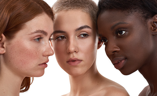 Drei Frauen mit verschiedenen Hauttypen