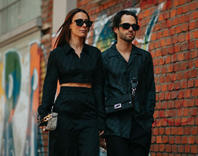 Frau und Mann tragen Sonnenbrillen
