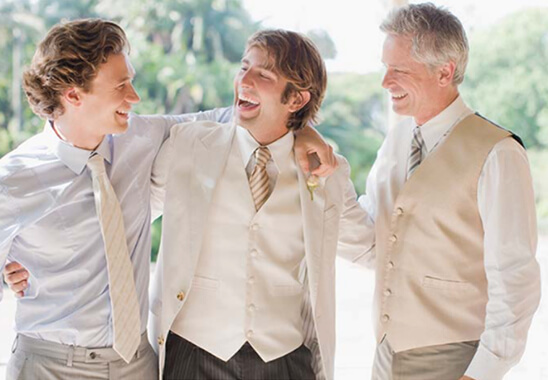 Vater mit Söhnen im Anzug für eine Hochzeit