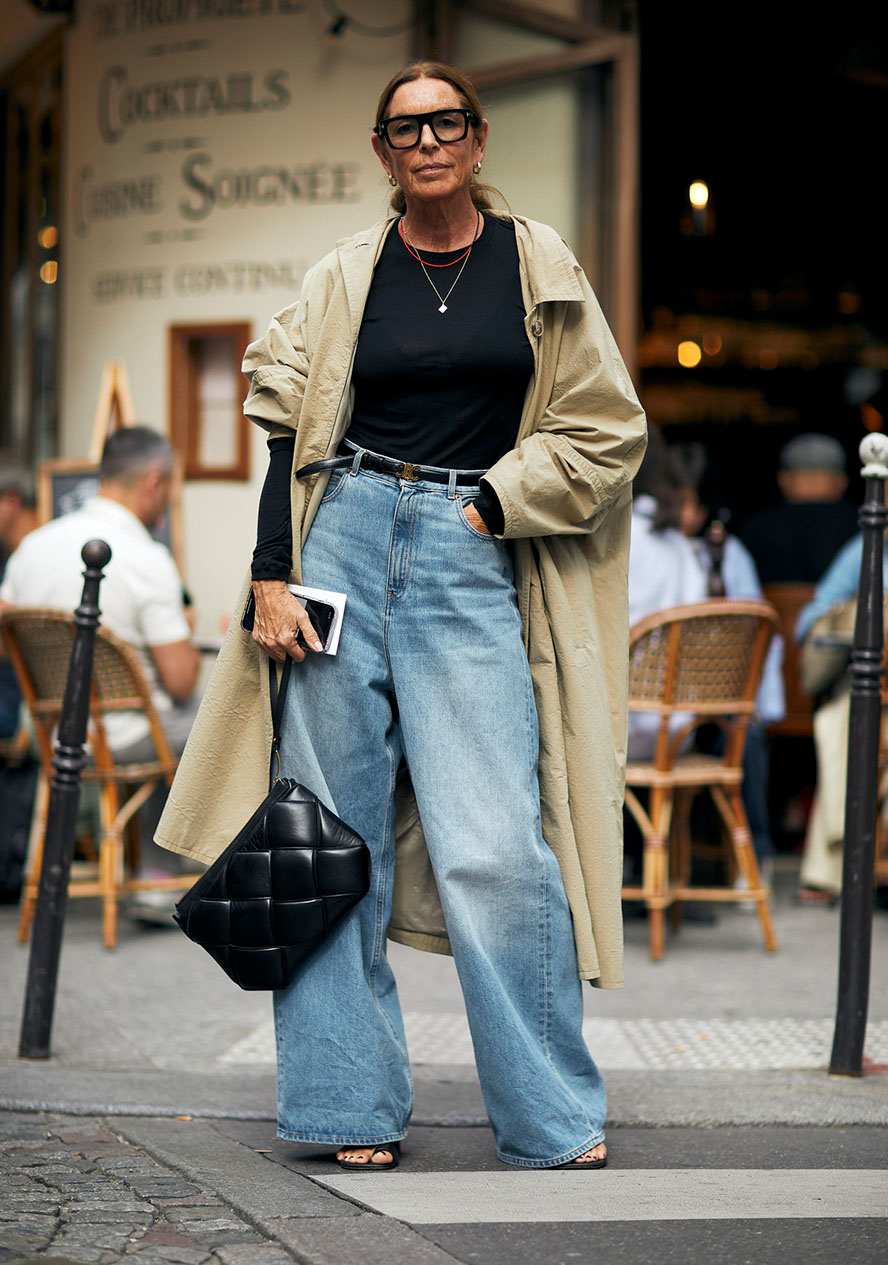 Frau trägt Trenchcoat zum casual Jeans-Look