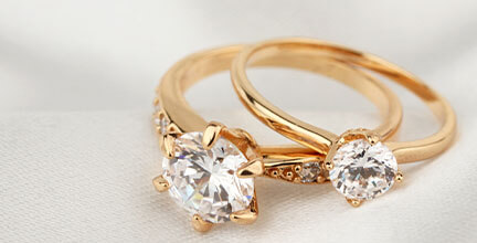 Zwei Diamantringe mit goldener Fassung