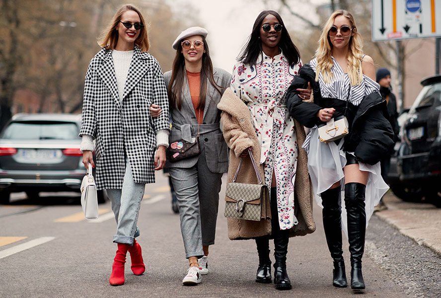 Vier Frauen mit unterschiedlichen Stylings & Figuren