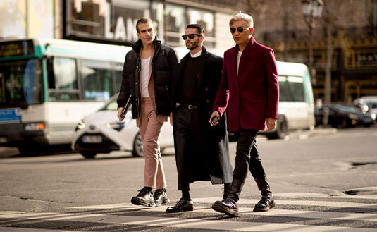 Drei Männer tragen Street-Fashion