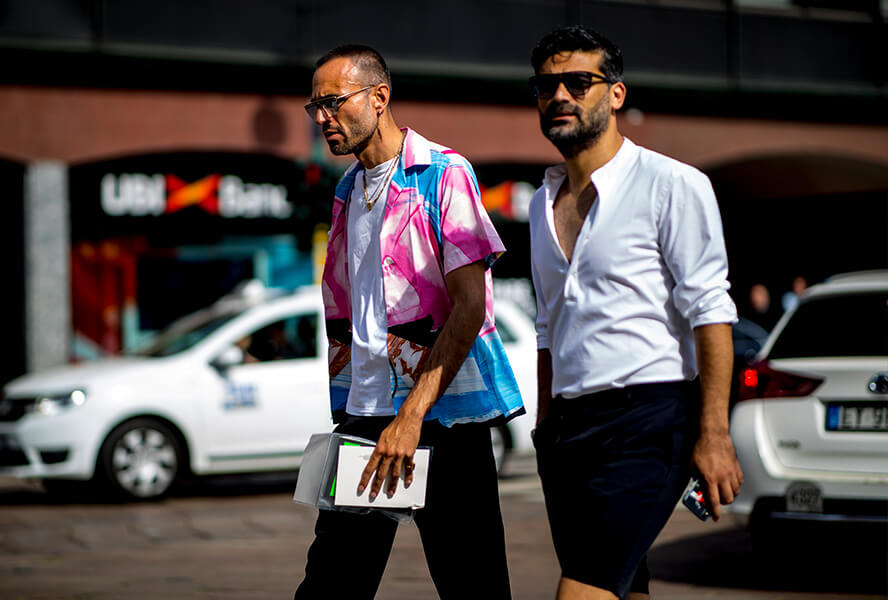 Herren tragen Sommeroutfits und Hemden mit Tie-Dye-Muster