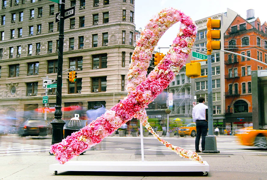 Pink Ribbon Symbol aus Blumen in New York City