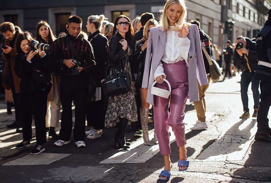 Leonie Hanne zeigt drei Looks des Modetrends Color-Blocking