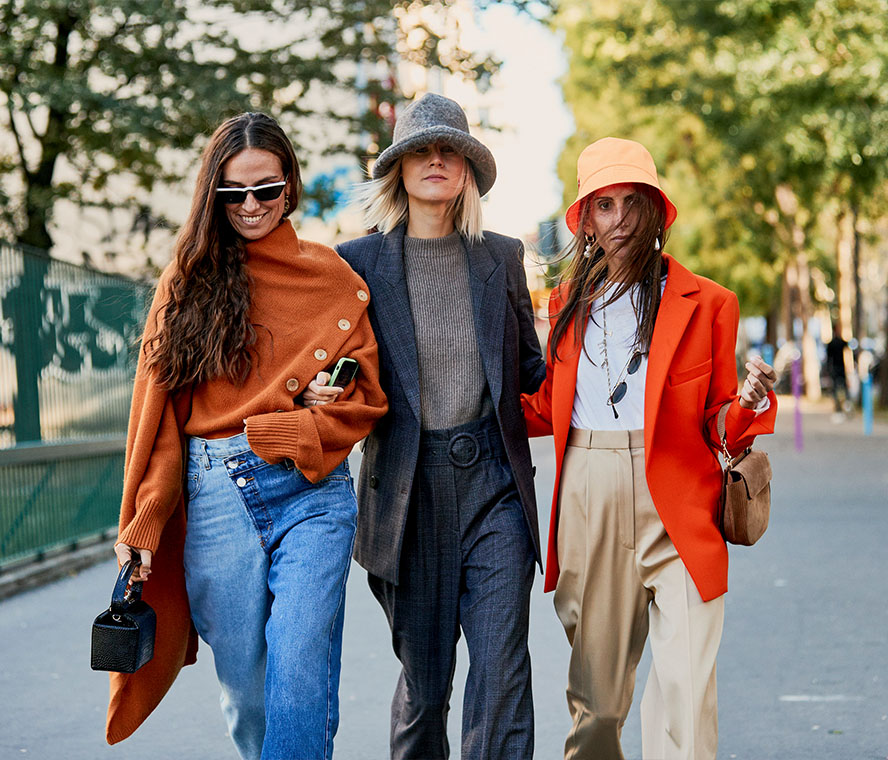Drei Frauen in farbenfrohen Business Casual Outfits mit Blazern
