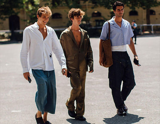 Drei Männer in entspannten Casual Outfits
