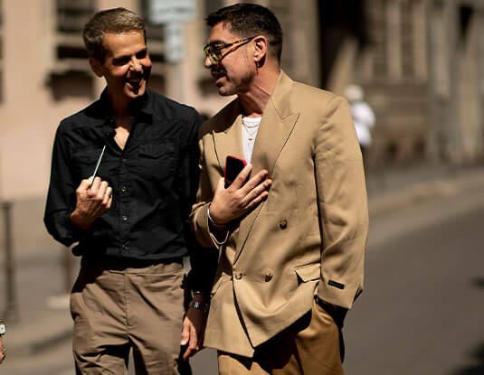 Zwei Männer in Hemden im Smart Casual Look