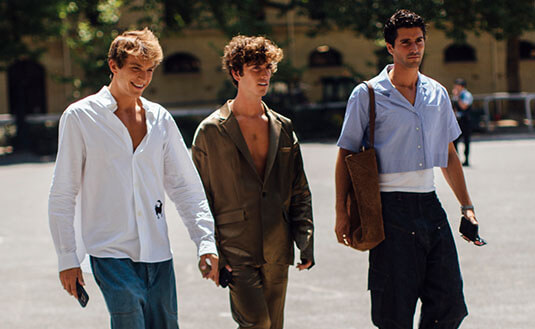 Drei Männer im Casual Look tragen die aktuellen Trendfrisuren
