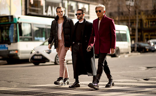 Drei Männer tragen die aktuellen Modetrends für Herren