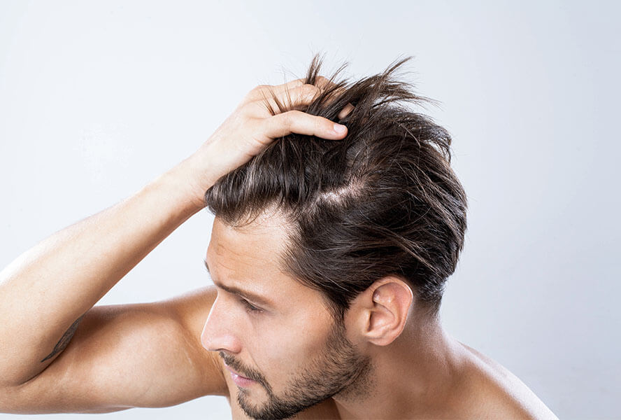 Körpersprache Durch Die Haare Fahren Mann Haarpflege für Männer: Tipps für gesundes & kräftiges Haar