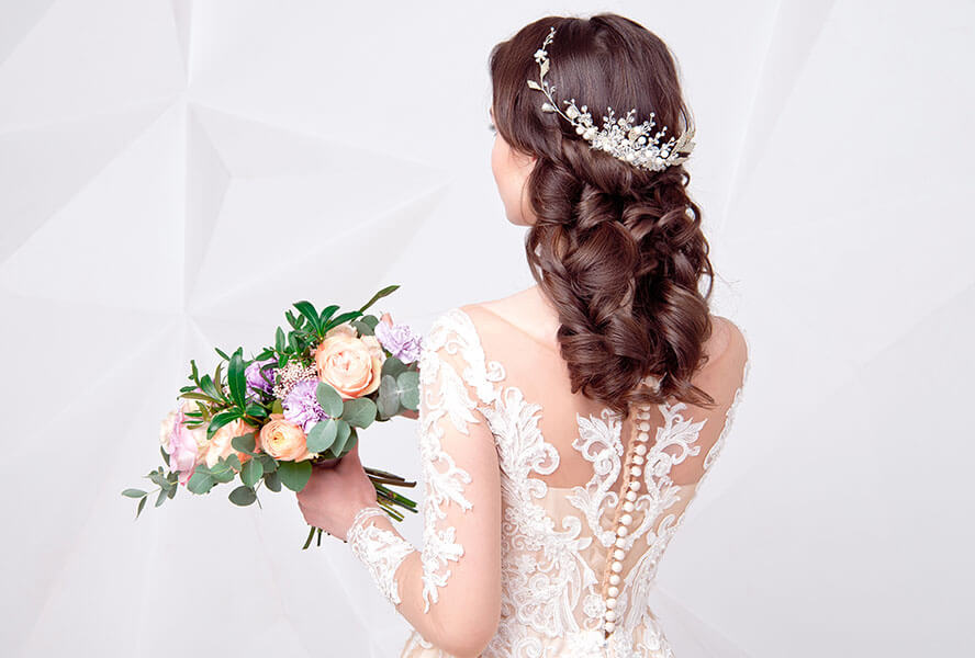 Braut hat ein glitzerndes Haargesteck in Ihrer Hochzeitsfrisur