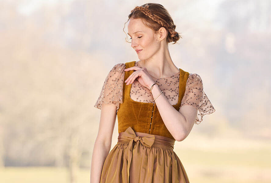 Frau im Dirndl mit Flecht-Frisur