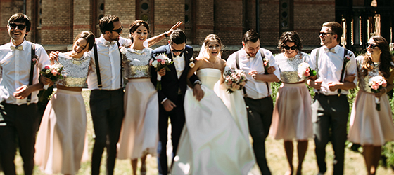Hochzeitsgäste Frisuren – Brautpaar und Gäste feiern ausgelassen