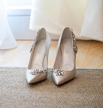 Silberne Hochzeits-Schuhe mit Schmucksteinen verziert