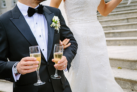 Braut und Bräutigam in Hochzeitsoutfit