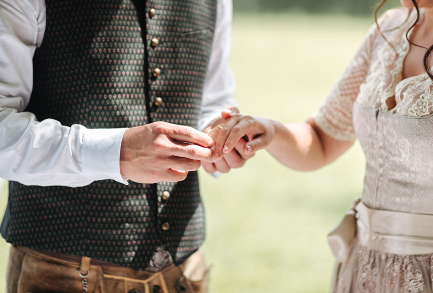 Mann im Trachtenhochzeit-Look