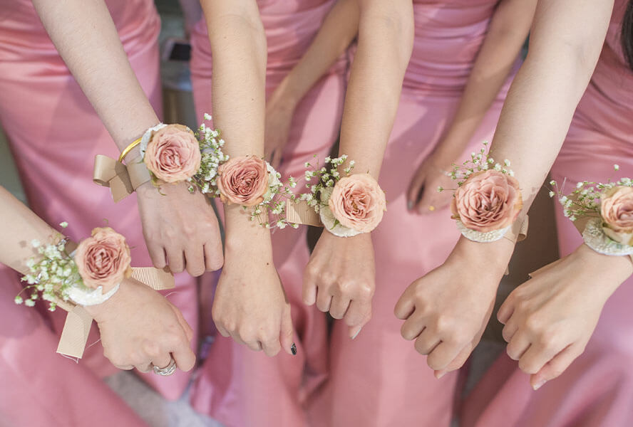 Brautjungfern in rosa Kleidern