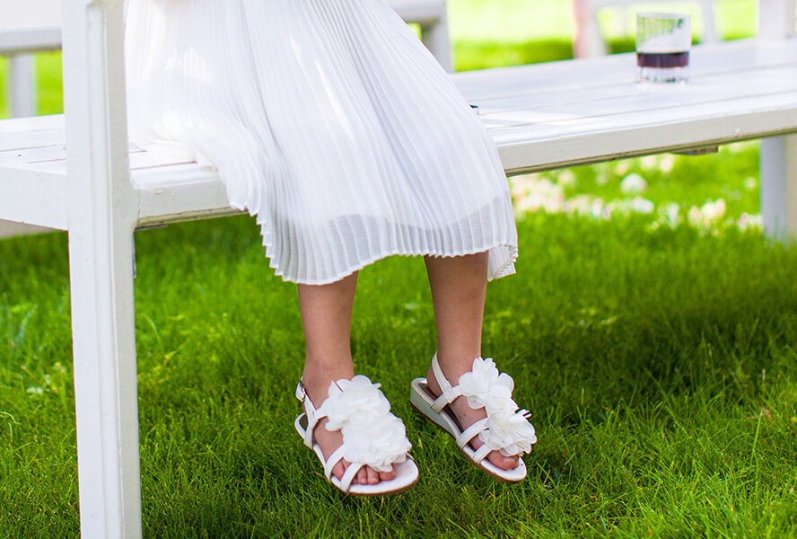 Mädchen-Sandalen für eine Hochzeit
