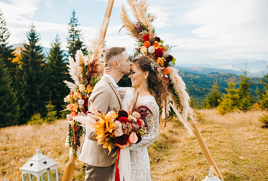 Herbstliches Hochzeitspaar im Feld