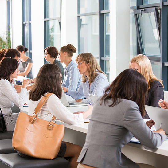 Women In Business Insights - Frauen netzwerken im Meetingraum