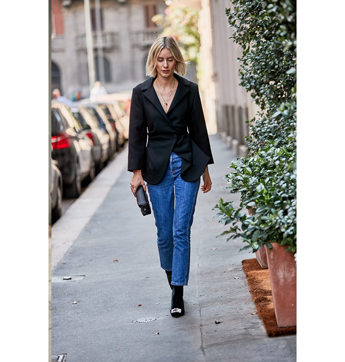 Frau trägt business-taugliche Jeans zum schwarzem Blazer