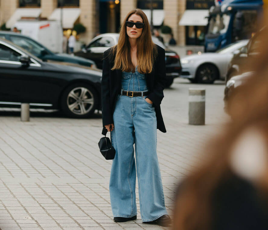 Frau trägt Denim Look mit weiter Mom Jeans, perfekt für grosse Frauen