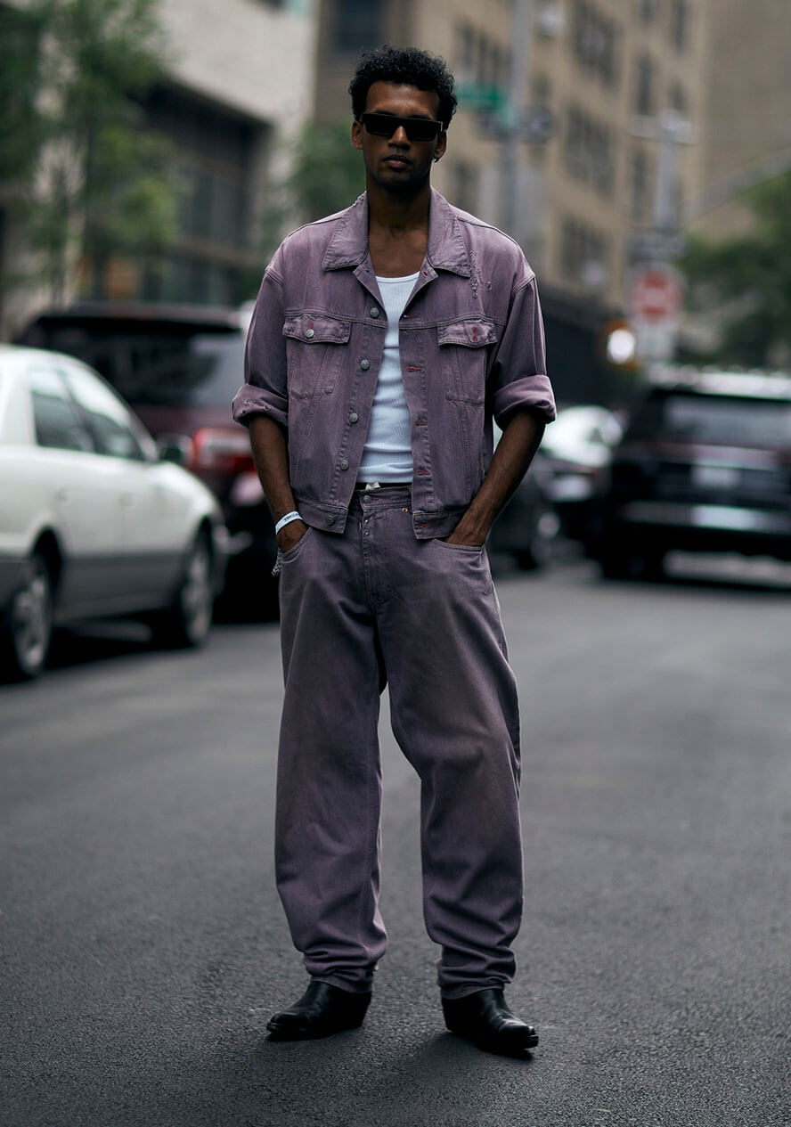 Mann trägt Jeans mit Patchwork-Details